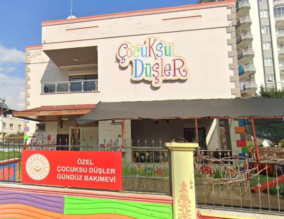 Çocuksu Düşler — ana cephe, tabela ve renkli bahçe çitleri