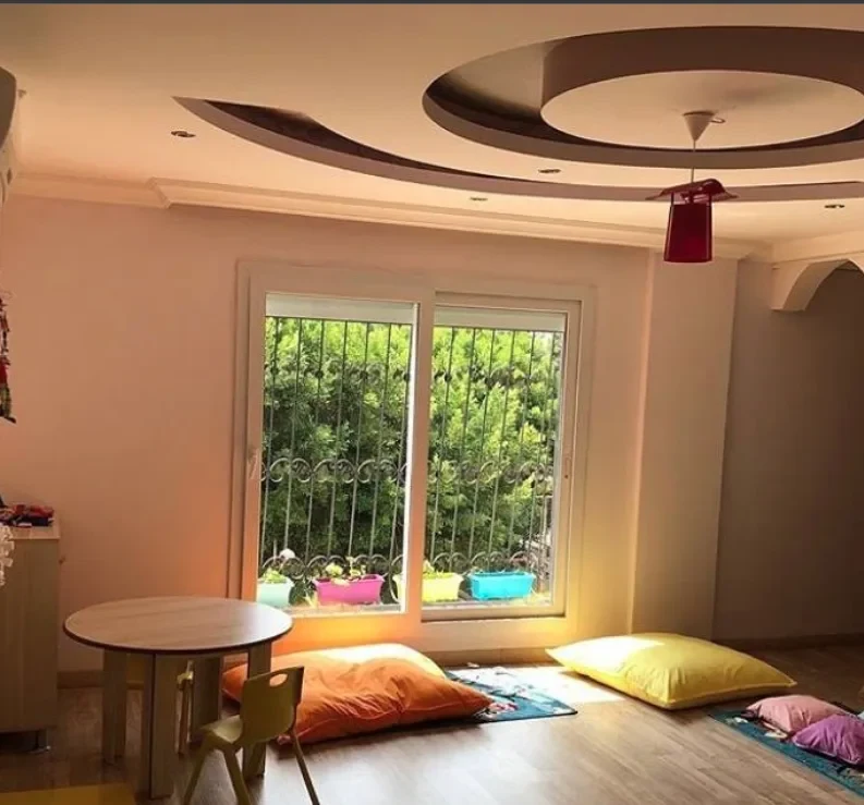 Oyun salonumuz — geniş pencere ve yumuşak minderler