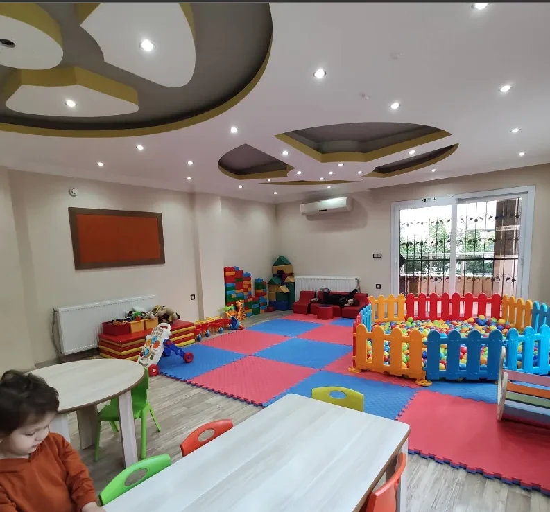 Geniş oyun salonumuz — top havuzu ve lego köşeleri